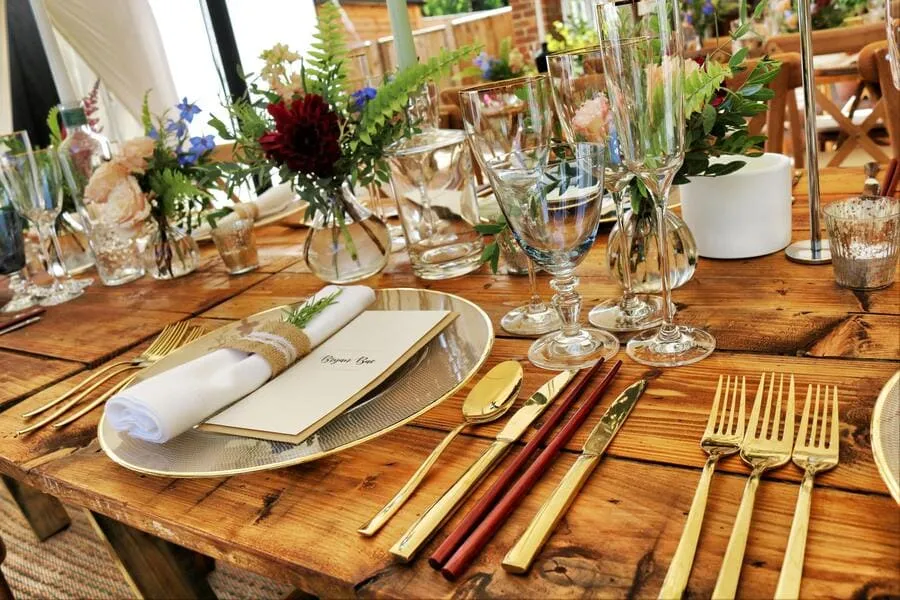 decoracion-de-restaurantes-mesa-jarrones-flores