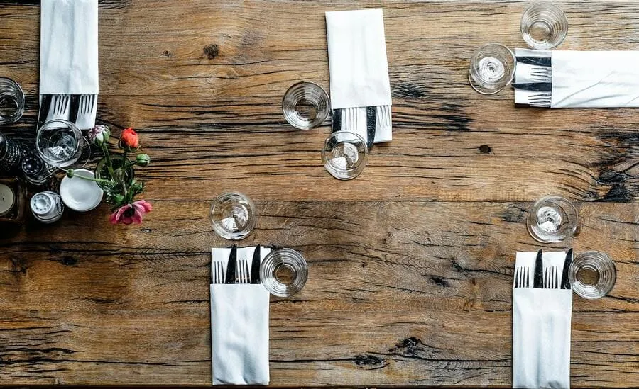 decoracion-de-restaurantes-mesa-madera-reciclada