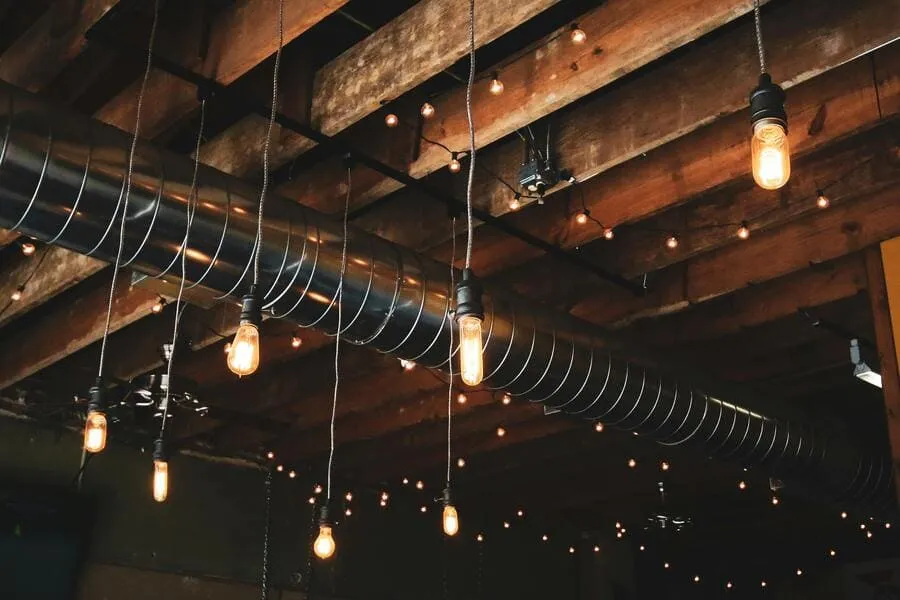 decoracion-de-restaurantes-vigas-madera-bombillas-colgantes