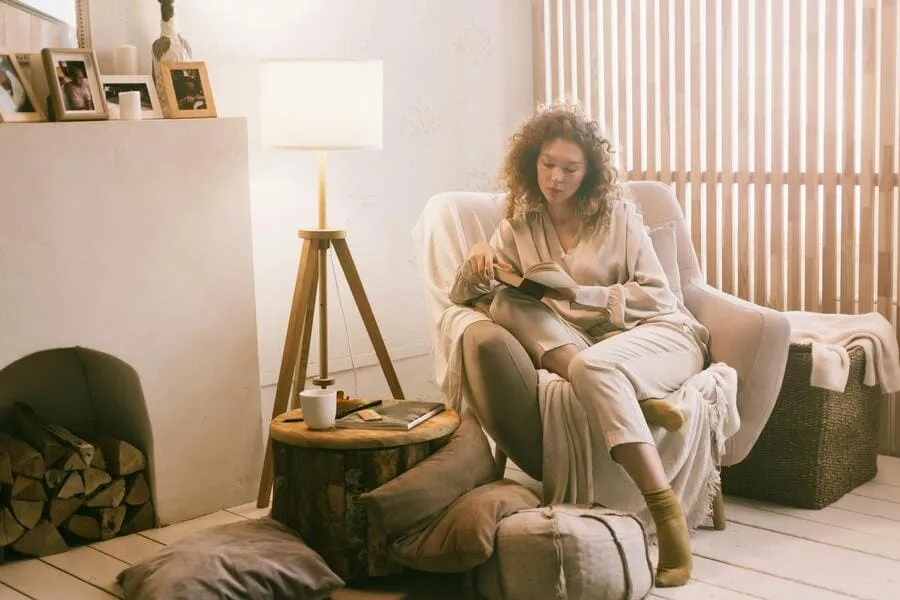 decoracion-de-salones-chica-leyendo-lampara-chimenea