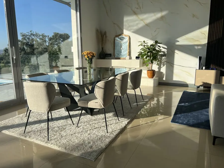 decoracion-de-salones-mesa-comedor-ventanal-luz