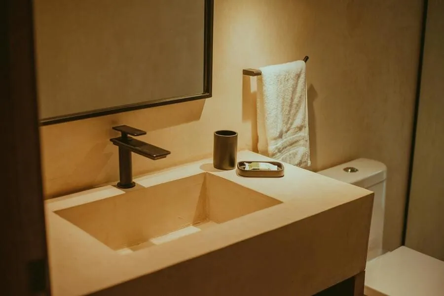 decoracion-de-banos-pequenos-revestimiento-continuo