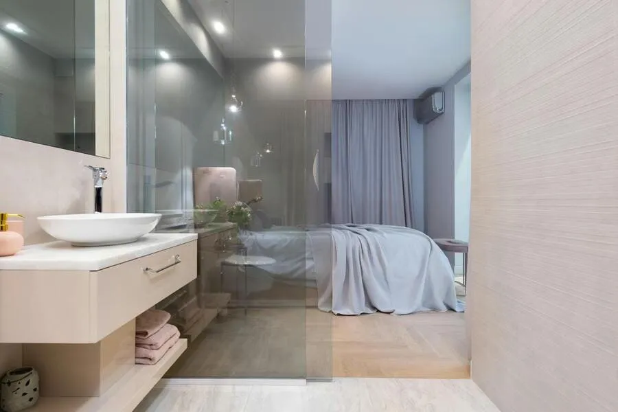 decoracion-de-banos-pequenos-separacion-mampara-bano-dormitorio