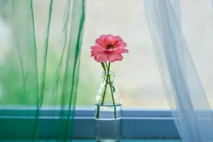 decoracion-verano-jarron-flor-cortinas-transparentes