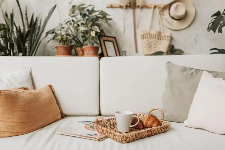 decoracion-verano-sillon-plantas-detras