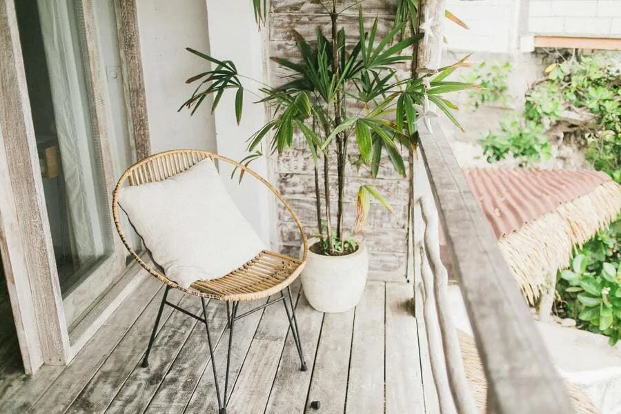 decoracion-verano-terraza-butaca-planta