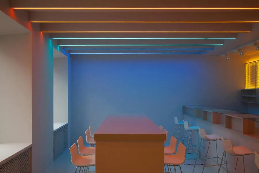interiorismo-minimalista-bar-color-iluminacion