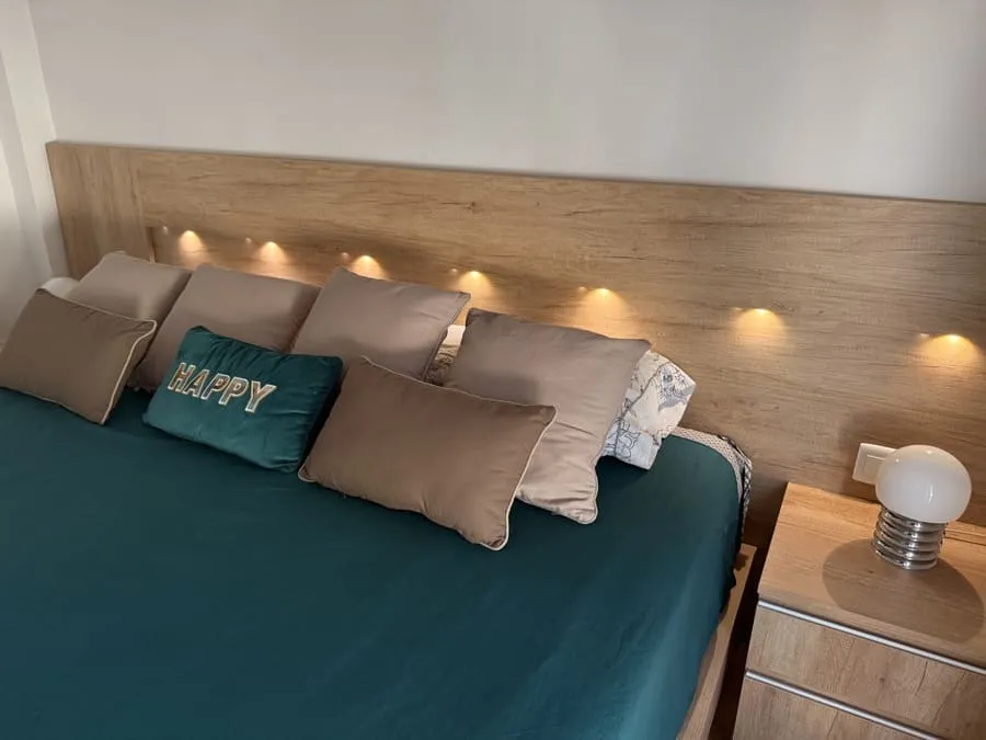 interiorismo-rustico-moderno-cabecero-iluminado