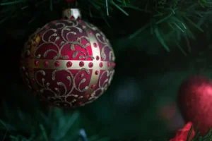 decoracion-navidad-bola-granate-decorada