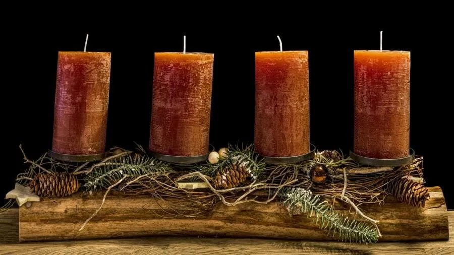 decoracion-navidad-velas-rojas-sobre-madera