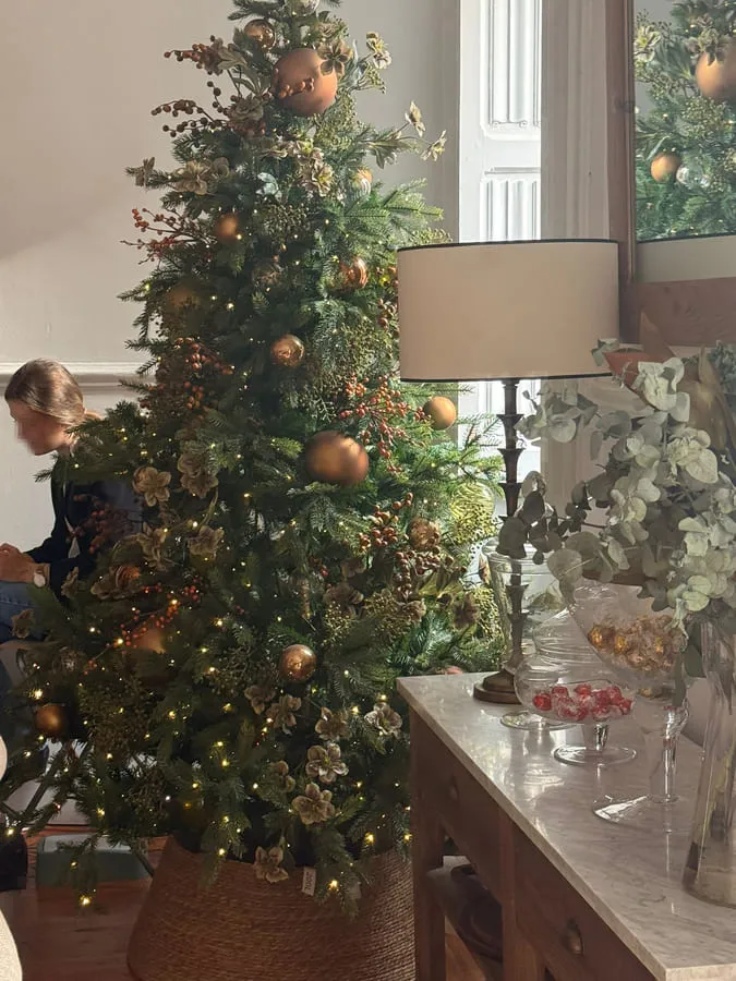 interiorismo-sierra-de-madrid-arbol-navidad-adornos-dorados
