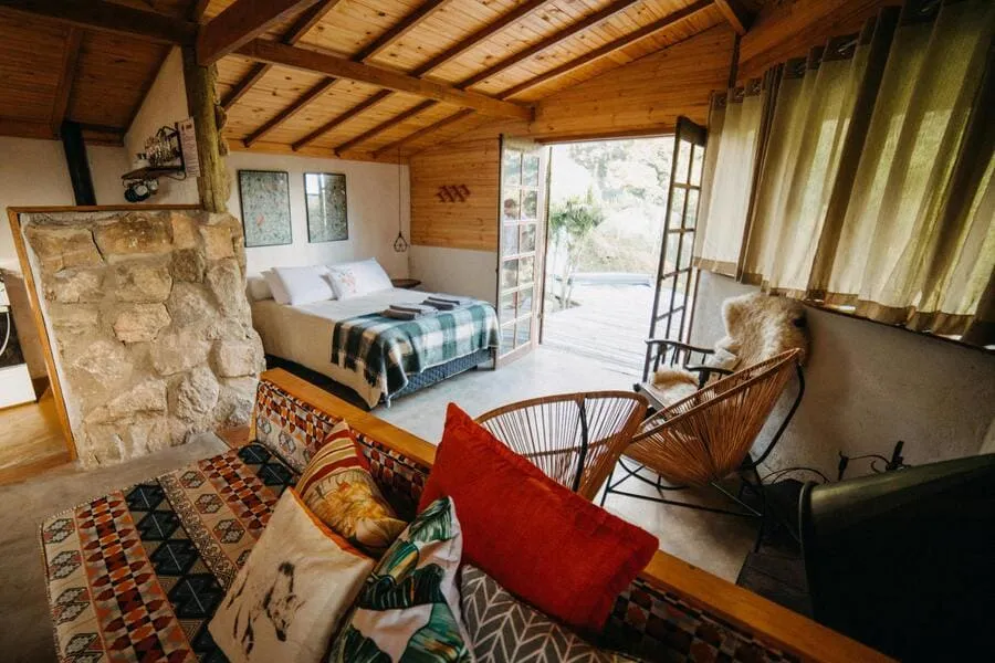 interiorismo-casas-rurales-dormitorio-estar-piedra-madera