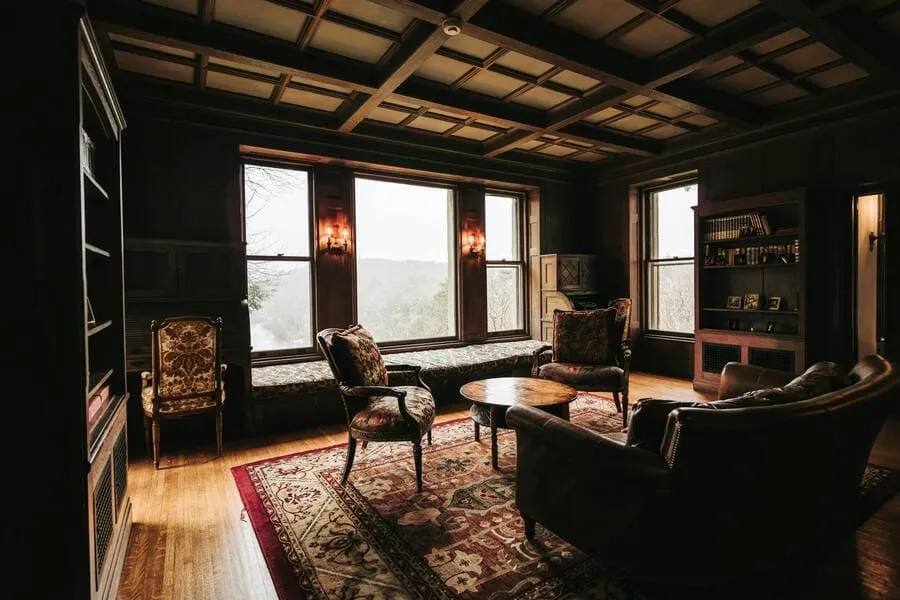 errores-decoracion-casas-sierra-madrid-salon-oscuro