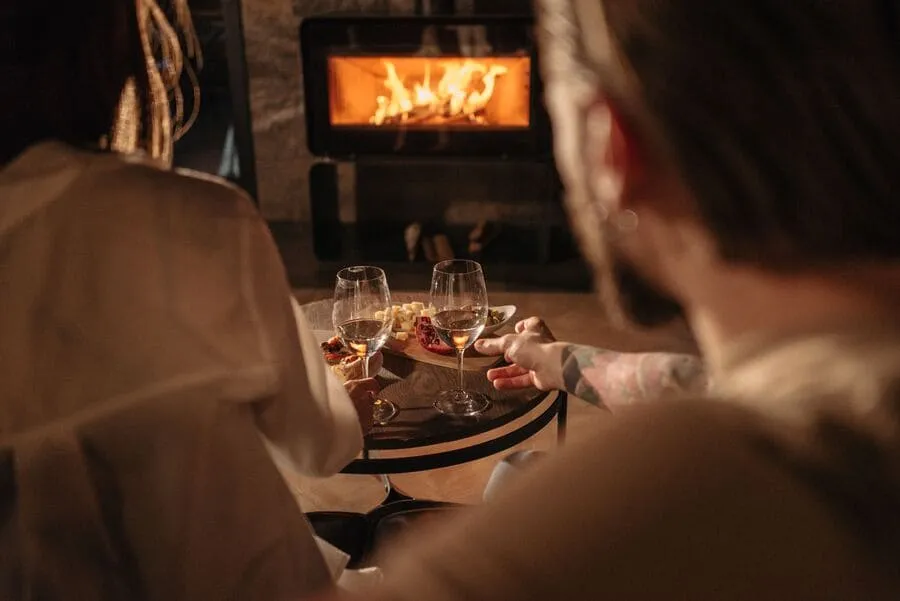 interiorismo-casas-montana-sierra-madrid-personas-frente-fuego-comiendo